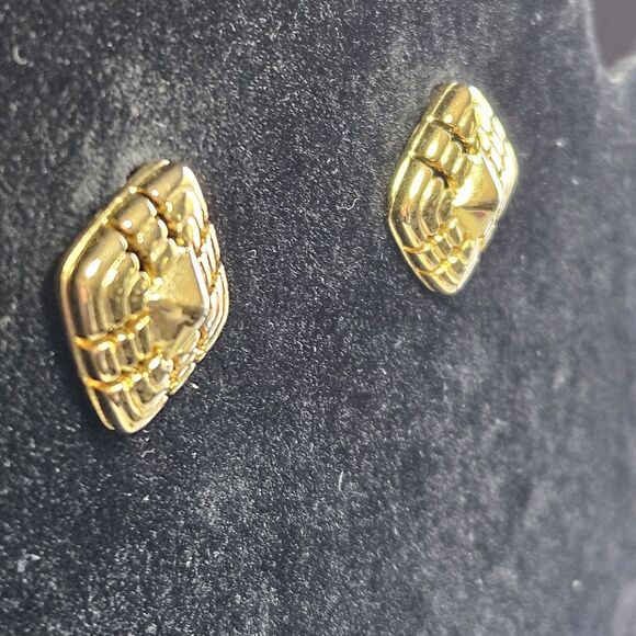 *Sale* Vintage Monet Gold Tone Diamond Shaped Earrings - Picture 6 of 13